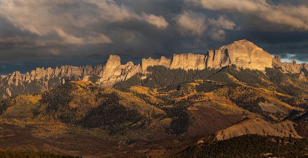 Jaynes Gallery 아티스트의 USA-Colorado-Uncompahgre National Forest Panoramic autumn view of Cimarron Mountains at sunset작품입니다.